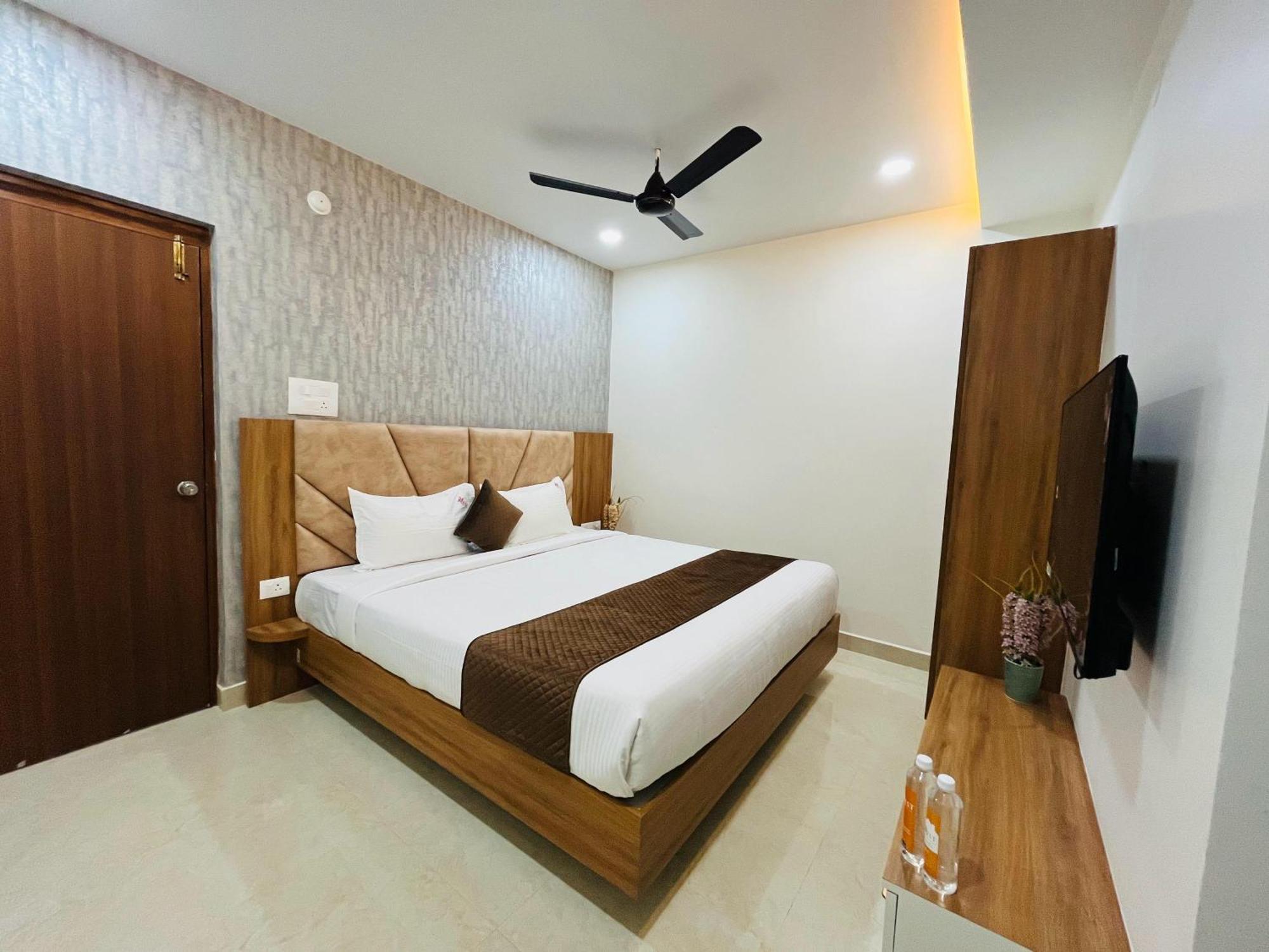 Viola Suites Hyderabad Eksteriør billede